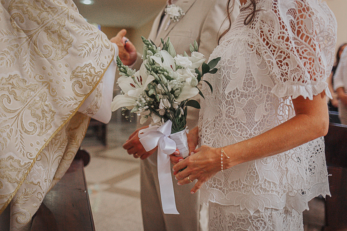 buque branco de noiva em casamento na igreja em Curitiba