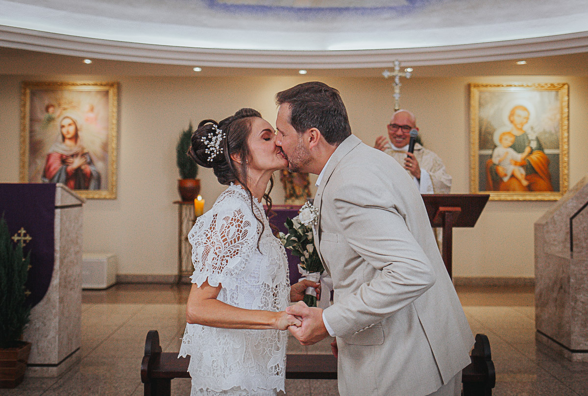 noivos se beijando em seu casamento na igreja em Curitiba