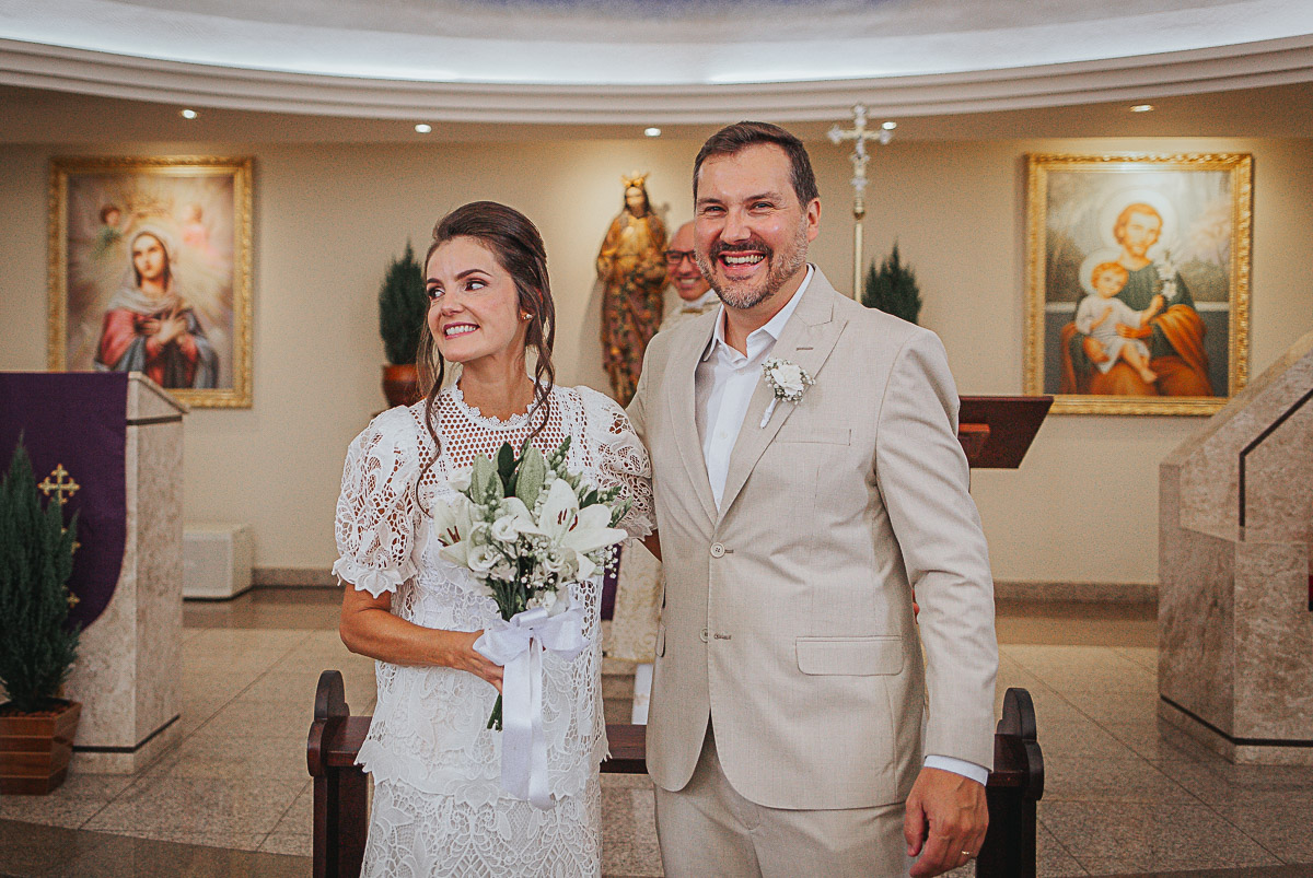 noivos recém casados após celebração de casamento católico na paróquia Vila Izabel em Curitiba