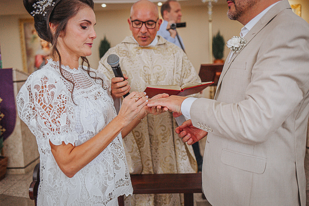 troca de votos entre noivos na cerimonia de casamento católico em Curitiba