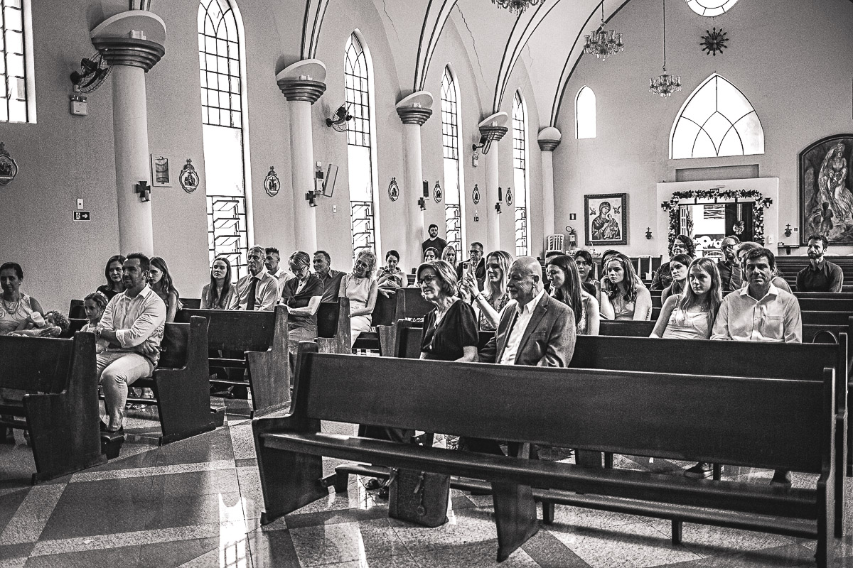 convidados assistindo a uma cerimonia de casamento na paróquia Vila Izabel em Curitiba