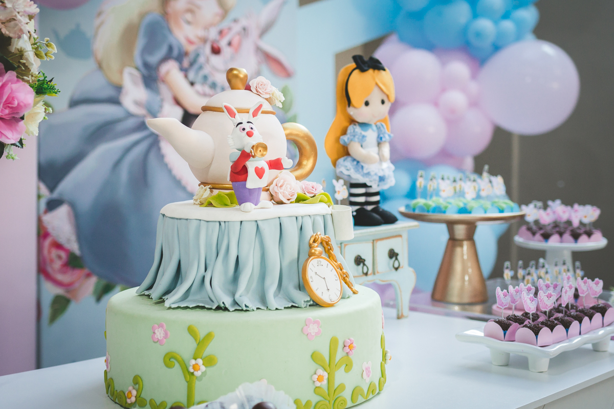bolo temático de aniversário no tema alice no país das maravilhas em Curitiba