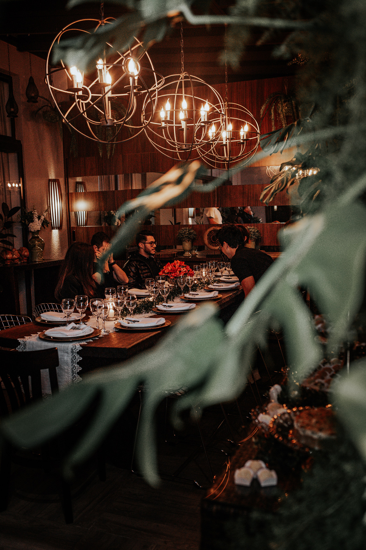 Iluminação acolhedora com para jantar em casa.