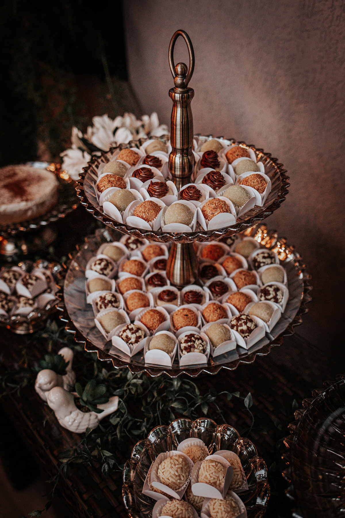 Mesa de doces finos decorada para jantar de padrinhos da Ana e do Luiz.