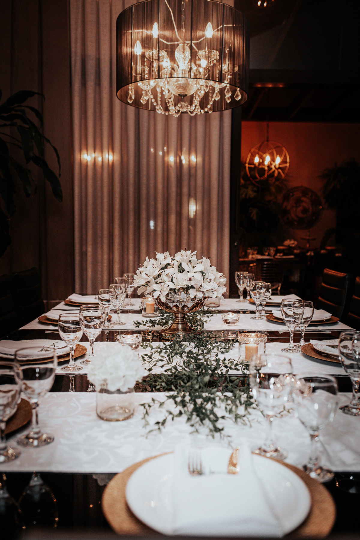 Decoração de mesa posta romântica para jantar de padrinhos em casa.