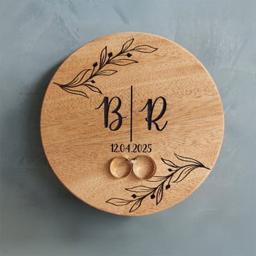 porta aliança rústico de madeira com monograma personalizado para casamento