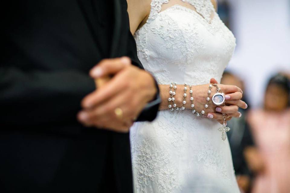 noiva casamento com rosário (terço) e relicario