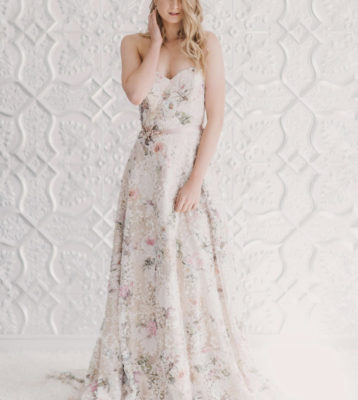 vestido de noiva tomara que caia estampado com floral discreto e moderno