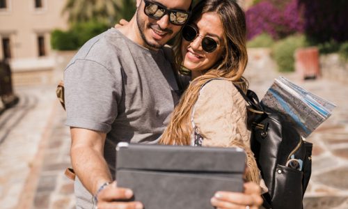 casal em viagem de lua de mel usando VPN no seu tablet notebook
